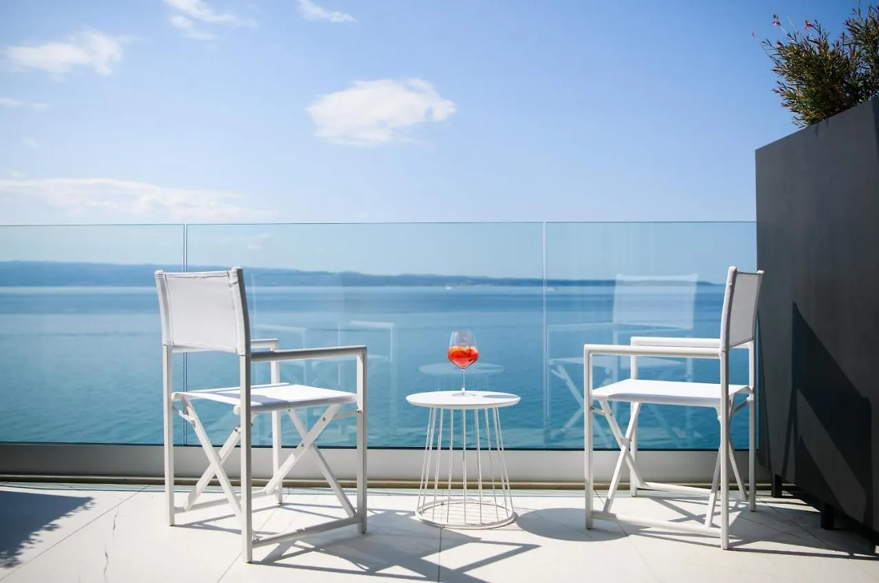 Gallery Luxury Suites & Rooms-Only Adults Apartment Split