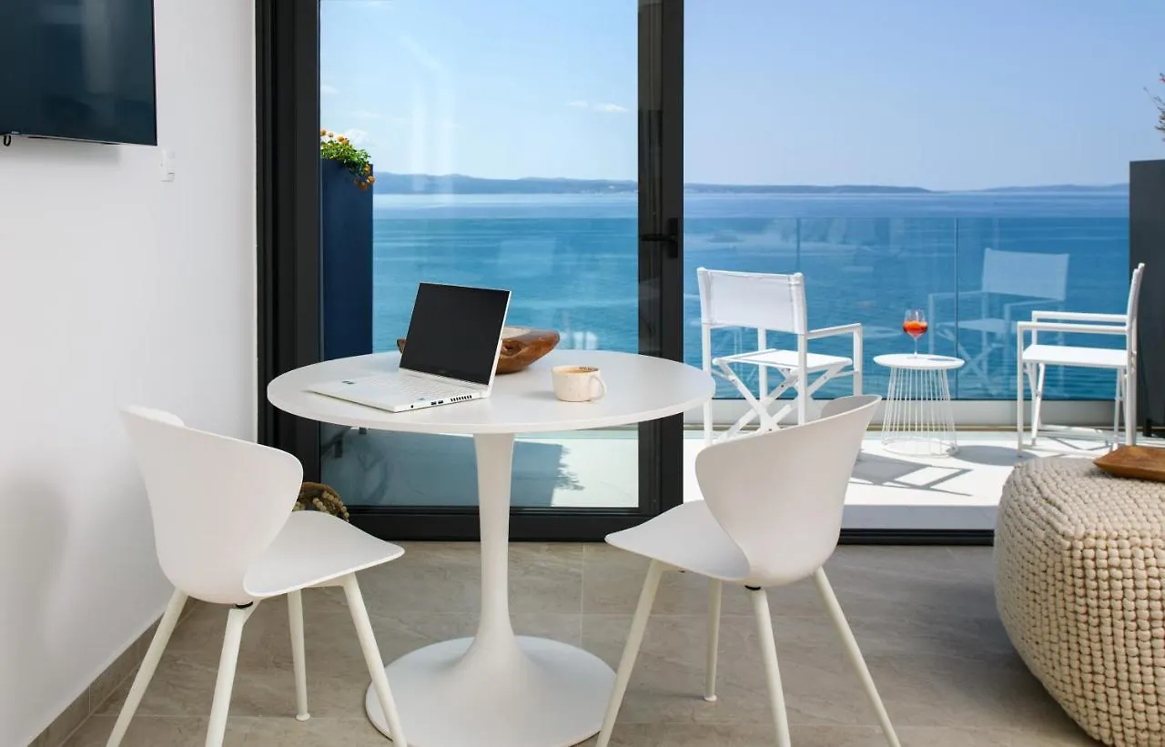 Gallery Luxury Suites & Rooms-Only Adults Split