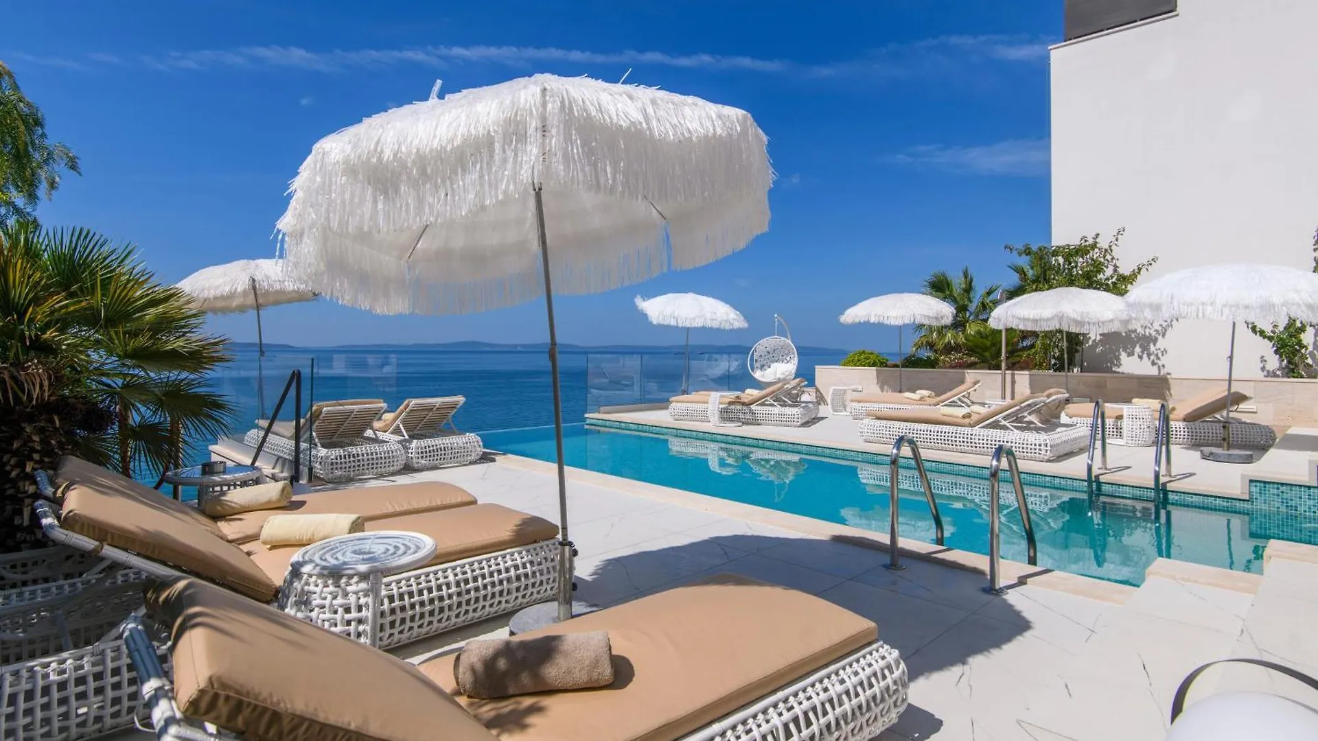 Gallery Luxury Suites & Rooms-Only Adults Split